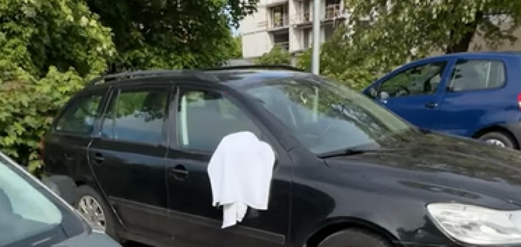 Zašto vozači stavljaju bijelu krpu na retrovizore? Nekad se to moglo vidjeti i u nas, a u inostranstvu to i dalje rade
