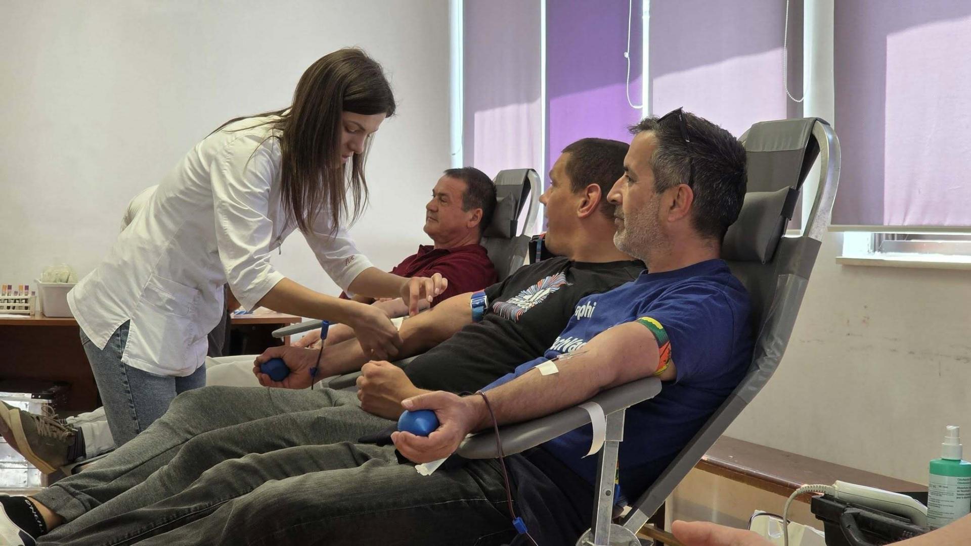 Ajmo dobri ljudi, pokažite srce! Svi danas na Kamen, darujte krv. Najsretniji darivatelj će doma u Livajinom dresu