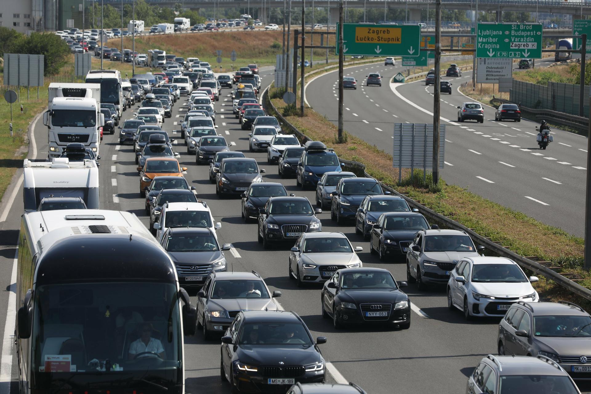 Prometni krkljanac na A1; kolona počinje odmah na ulazu kod Lučkog, vozači i putnici izlaze iz automobila, ima i sudara