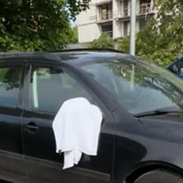 <p>Bijeli ručnik na retrovizoru</p>
