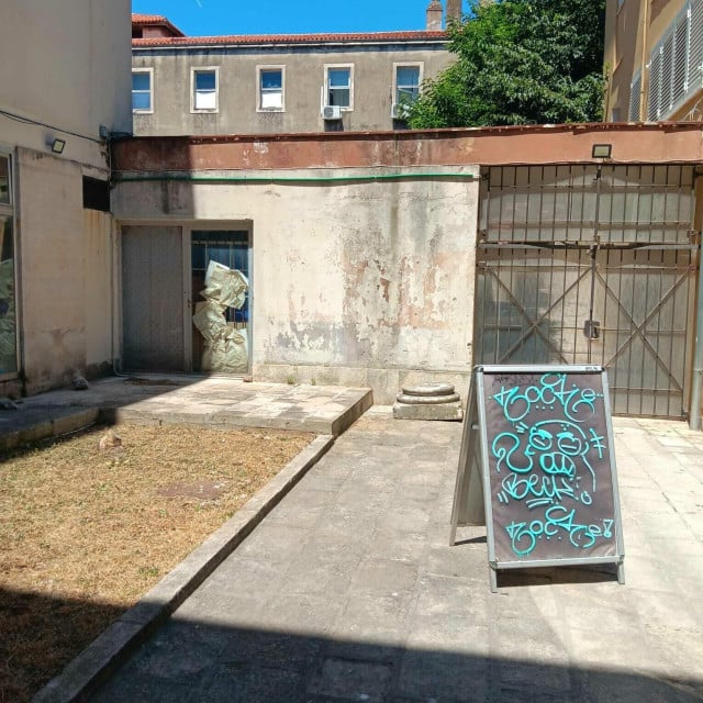 <p>Ulaz u lapidarij Narodnog muzeja gdje se izvode predstave Kazali&scaron;nog ljeta</p>