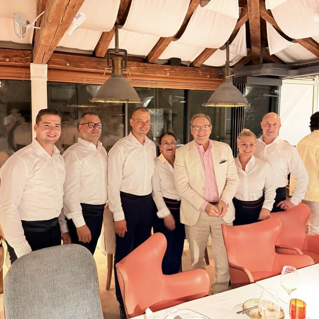 <p>Kevin Spacey i osoblje Fish Restauranta Proto</p>