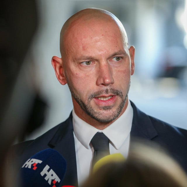 <p>Damir Habijan:&nbsp;Na parlamentarnim izborima 2024. izdane su 7642 &lsquo;plave potvrde&lsquo;, na &scaron;to je utro&scaron;eno dodatnih 900 radnih sati službenika&nbsp;</p>