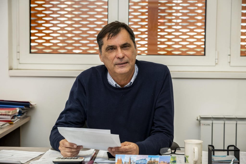 <p>Dražen Sekso:&nbsp;&nbsp;Tapetar, autolakirer, bojadisar i zidar, mislim da su ta zanimanja izgubljena &scaron;to se &Scaron;ibenika tiče. Zasad, a možda i trajno. Nitko od na&scaron;e djece nije zainteresiran da se obrazuje za to zanimanje...</p>