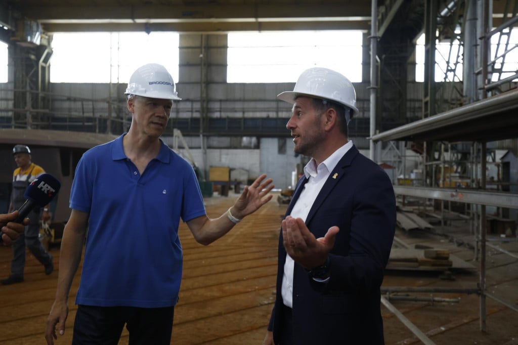 <p>Tijekom nedavnog okr&scaron;aja s gradonačelnikom Tomislavom &Scaron;utom, u &scaron;kveru su se pohvalili radovima na &lsquo;projektu 531&rsquo;, no pokazalo se kako su ugovor za taj, kao i za razvoj besposadnog autonomnog vi&scaron;enamjenskog broda, sufinanciranih iz fondova EU-a, raskinuti, a sredstva se moraju vratiti</p>