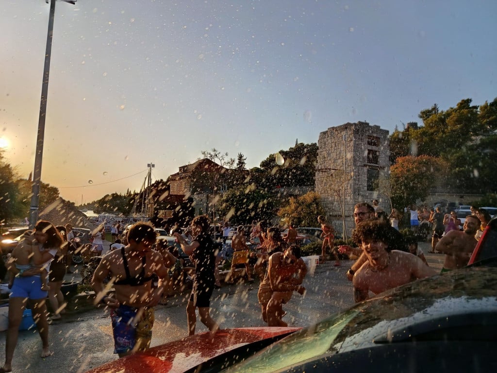 <p>Rat vodenim balonima - Bobovi&scaron;ća na Moru</p>