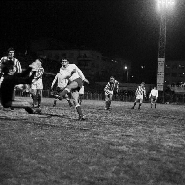 <p>Nezaustavljivi Slavi&scaron;a Žungul zabija gol Crvenoj zvezdi -&nbsp;debitirao je za prvu momčad Hajduka kod trenera&nbsp;Branka Zebeca (&scaron;est utakmica u sezoni 1972./73.), potom je momčad preuzeo Tomislav Ivić, ali je desno krilo bilo rezervirano za Berislava Poldrugovca, akviziciju iz Rijeke. A onda se i Žungulu otvorilo...</p>
