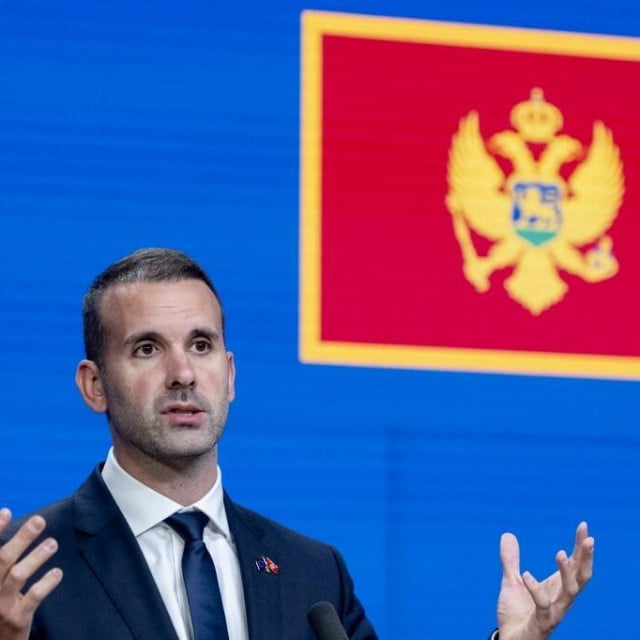 <p>Odlukom Vlade određeno je da će državljanima Rusije, Bjelorusije, Turske, Kine i Saudijske Arabije od 1. studenoga 2026. godine biti potrebna viza za ulazak i boravak u Crnoj Gori. Premijer&nbsp;Milojko Spajić&nbsp;</p>