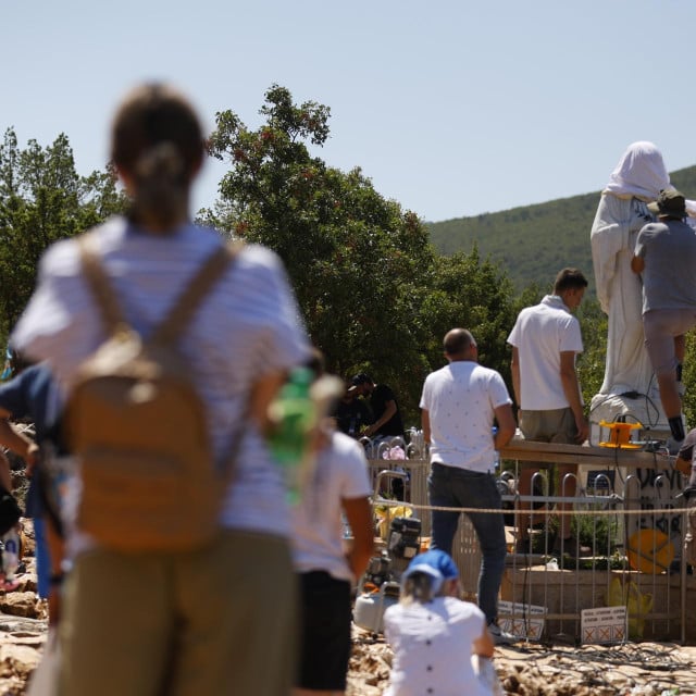 <p>Či&scaron;ćenje Gospina kipa<br>
&nbsp;</p>