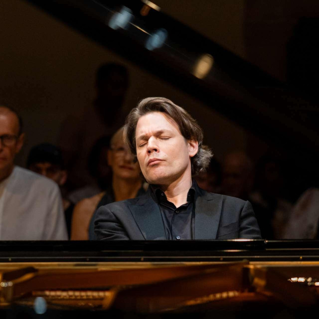 <p>David Fray tijekom recitala u Dvoru</p>
