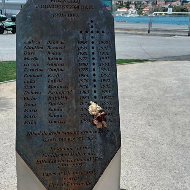 <p>Stanje spomen ploče u Gružu uznemirilo je građane</p>