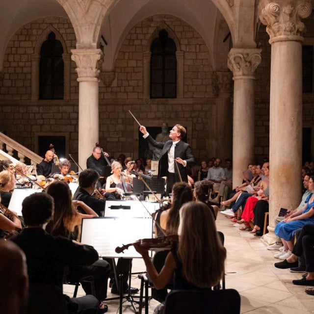 <p>Dirigent Valentin Egel i članovi Dubrovačkog simfonijskog orkestra</p>