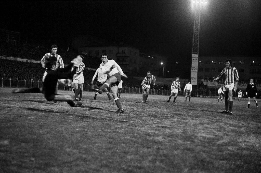 <p>Nezaustavljivi Slavi&scaron;a Žungul zabija gol Crvenoj zvezdi -&nbsp;debitirao je za prvu momčad Hajduka kod trenera&nbsp;Branka Zebeca (&scaron;est utakmica u sezoni 1972./73.), potom je momčad preuzeo Tomislav Ivić, ali je desno krilo bilo rezervirano za Berislava Poldrugovca, akviziciju iz Rijeke. A onda se i Žungulu otvorilo...</p>