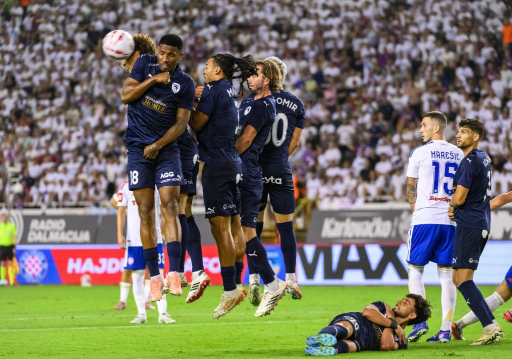 <p>&Scaron;egin udarac za gol prolazi tik uz živi zid Pafosa</p>