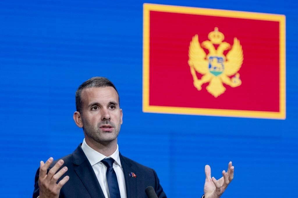 <p>Odlukom Vlade određeno je da će državljanima Rusije, Bjelorusije, Turske, Kine i Saudijske Arabije od 1. studenoga 2026. godine biti potrebna viza za ulazak i boravak u Crnoj Gori. Premijer&nbsp;Milojko Spajić&nbsp;</p>