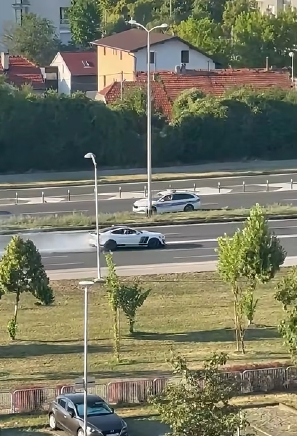 <p>Dok je mladić driftao, iz suprotnog smjera nai&scaron;la je policija<br>
&nbsp;</p>