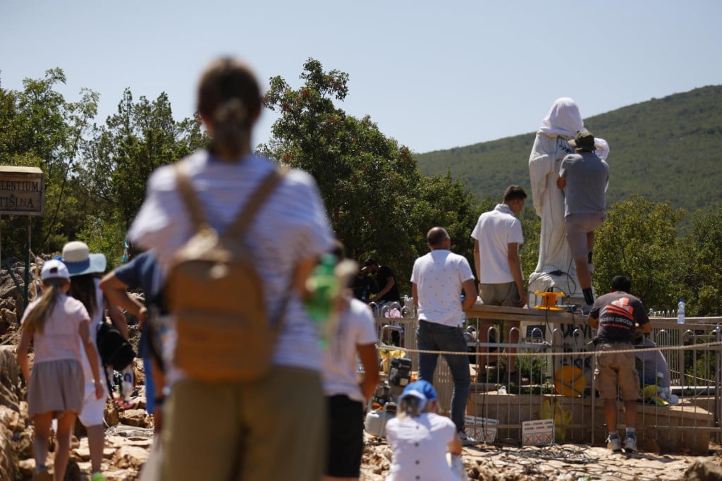 <p>Či&scaron;ćenje Gospina kipa<br>
&nbsp;</p>