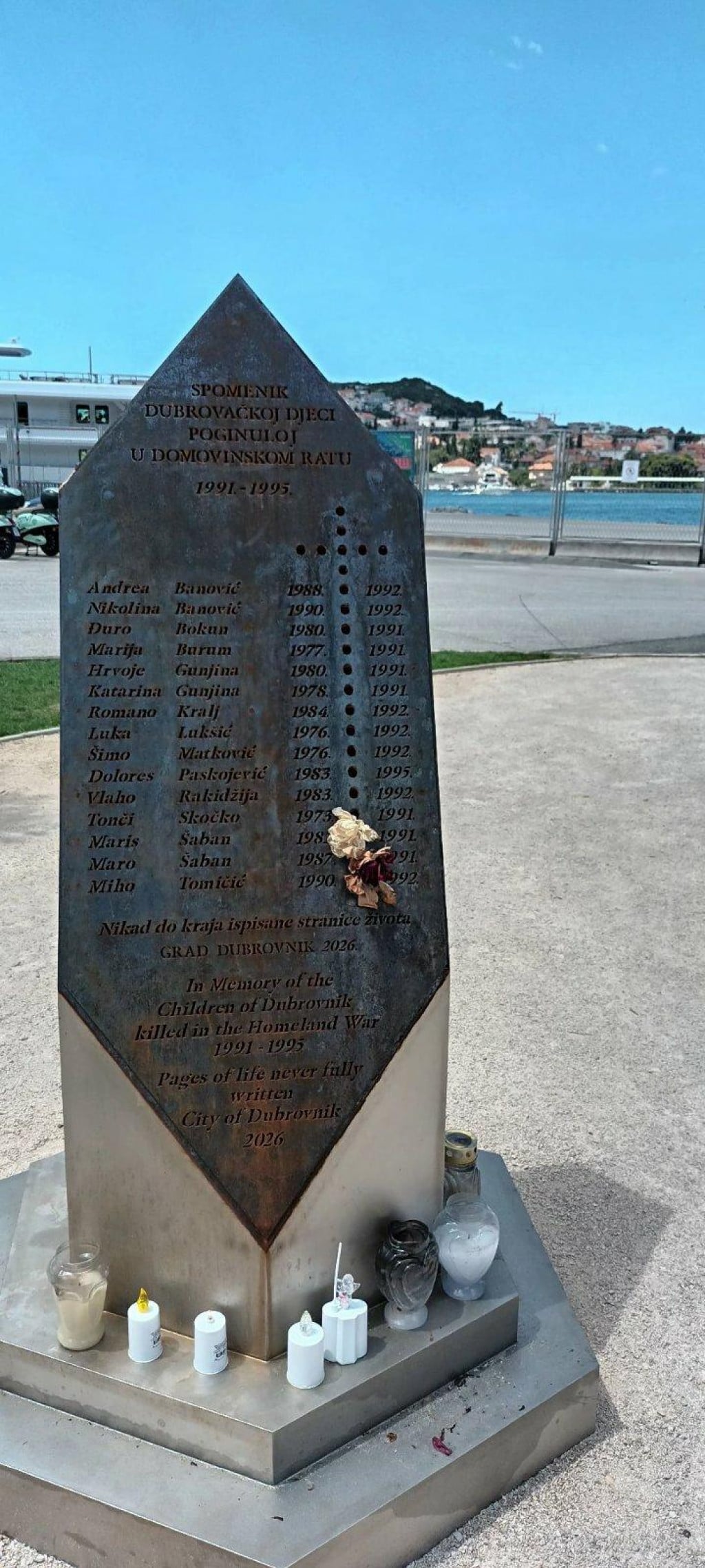 <p>Stanje spomen ploče u Gružu uznemirilo je građane</p>