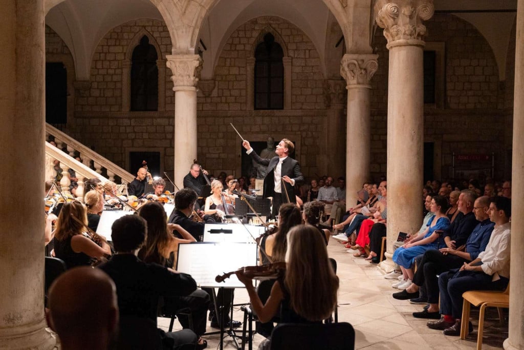 <p>Dirigent Valentin Egel i članovi Dubrovačkog simfonijskog orkestra</p>