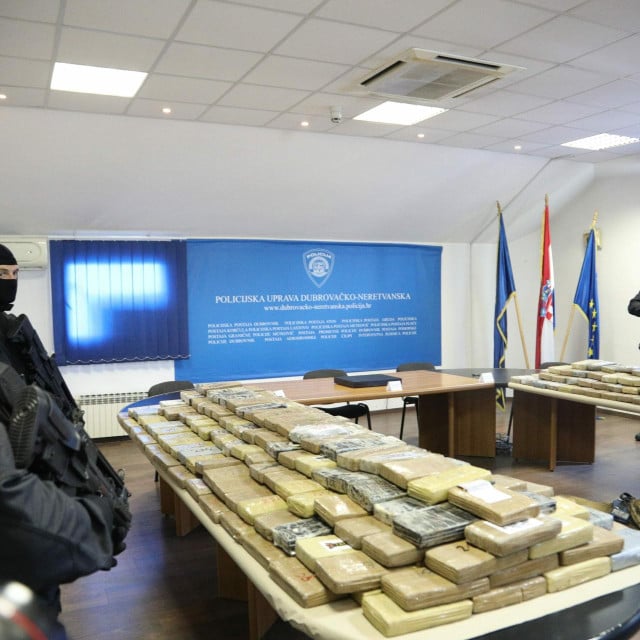 <p>Jedna od rekordnih količina kokaina namijenjenog ilegalnom trži&scaron;tu - crnogorska mafija nije od jučer prisutna na ovda&scaron;njoj narko-sceni</p>

<p>&nbsp;</p>