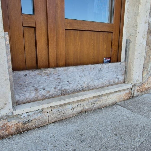 <p>Drvene daske vi&scaron;e nisu dovoljne za za&scaron;titu od plime</p>