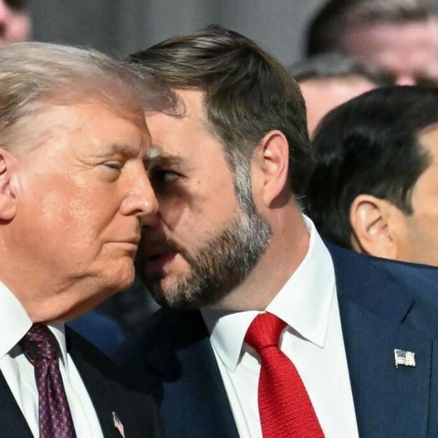 <p>Konvencijama nesputani&nbsp;Donald Trump razlog za smijeh nalazi i na sprovodu bliskog političkog saveznika&nbsp;</p>