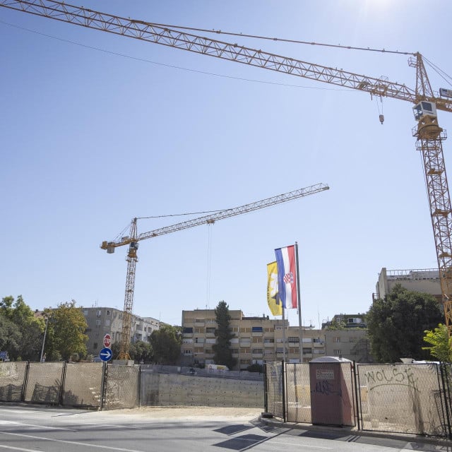 <p>Dodana je nova dizalica, pa su sada dvije<br>
&nbsp;</p>