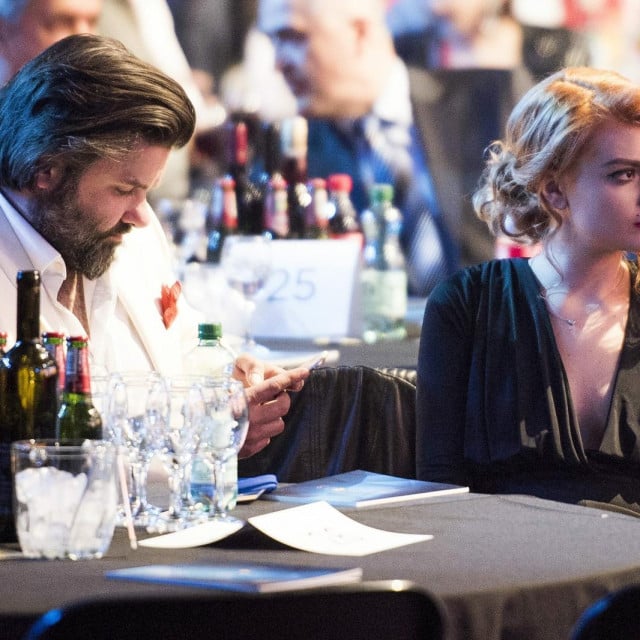 <p>Ella Dvornik i Cahrles Pearce rastali su se 2023. i od tad se vodi spor o skrbni&scaron;tvu nad djecom</p>