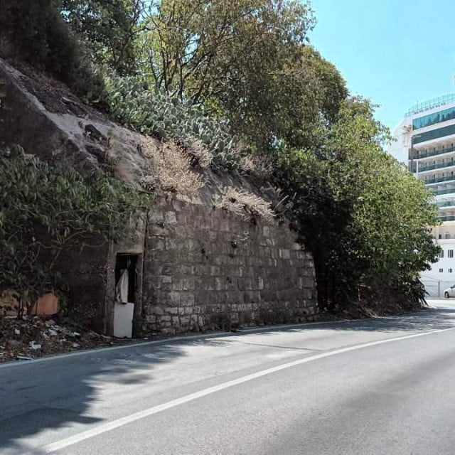 <p>Dubrovački beskućnik živi u betonskoj rupi na Kantafigu</p>