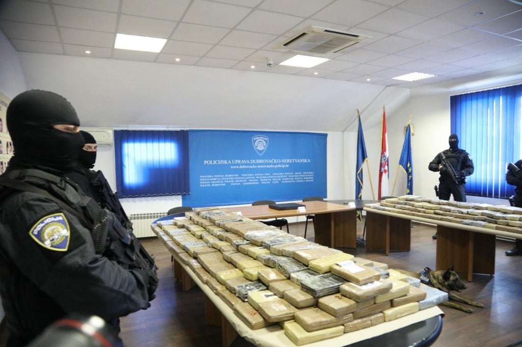 <p>Jedna od rekordnih količina kokaina namijenjenog ilegalnom trži&scaron;tu - crnogorska mafija nije od jučer prisutna na ovda&scaron;njoj narko-sceni</p>

<p>&nbsp;</p>