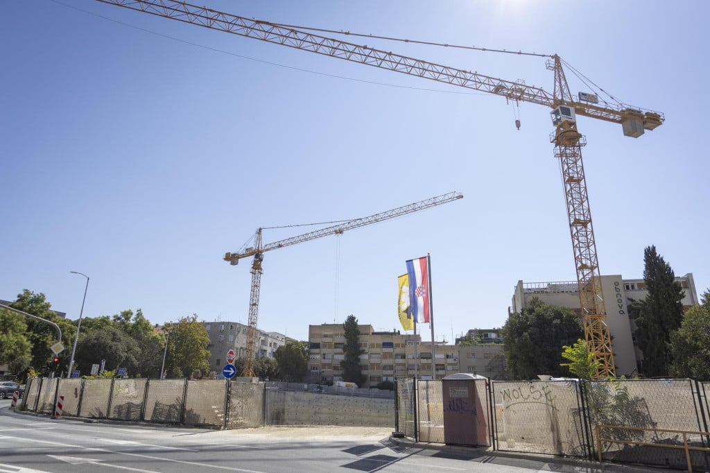 <p>Dodana je nova dizalica, pa su sada dvije<br>
&nbsp;</p>