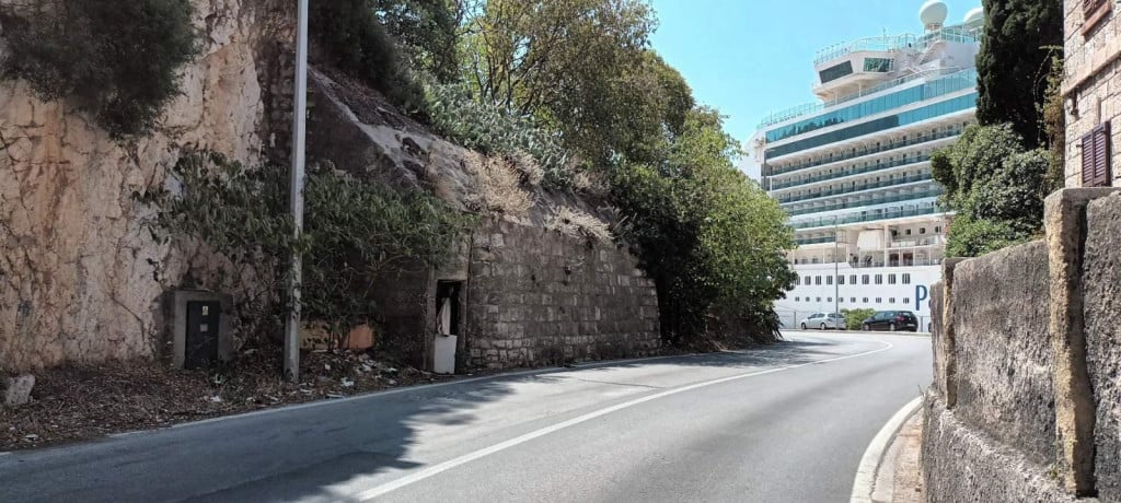 <p>Dubrovački beskućnik živi u betonskoj rupi na Kantafigu</p>