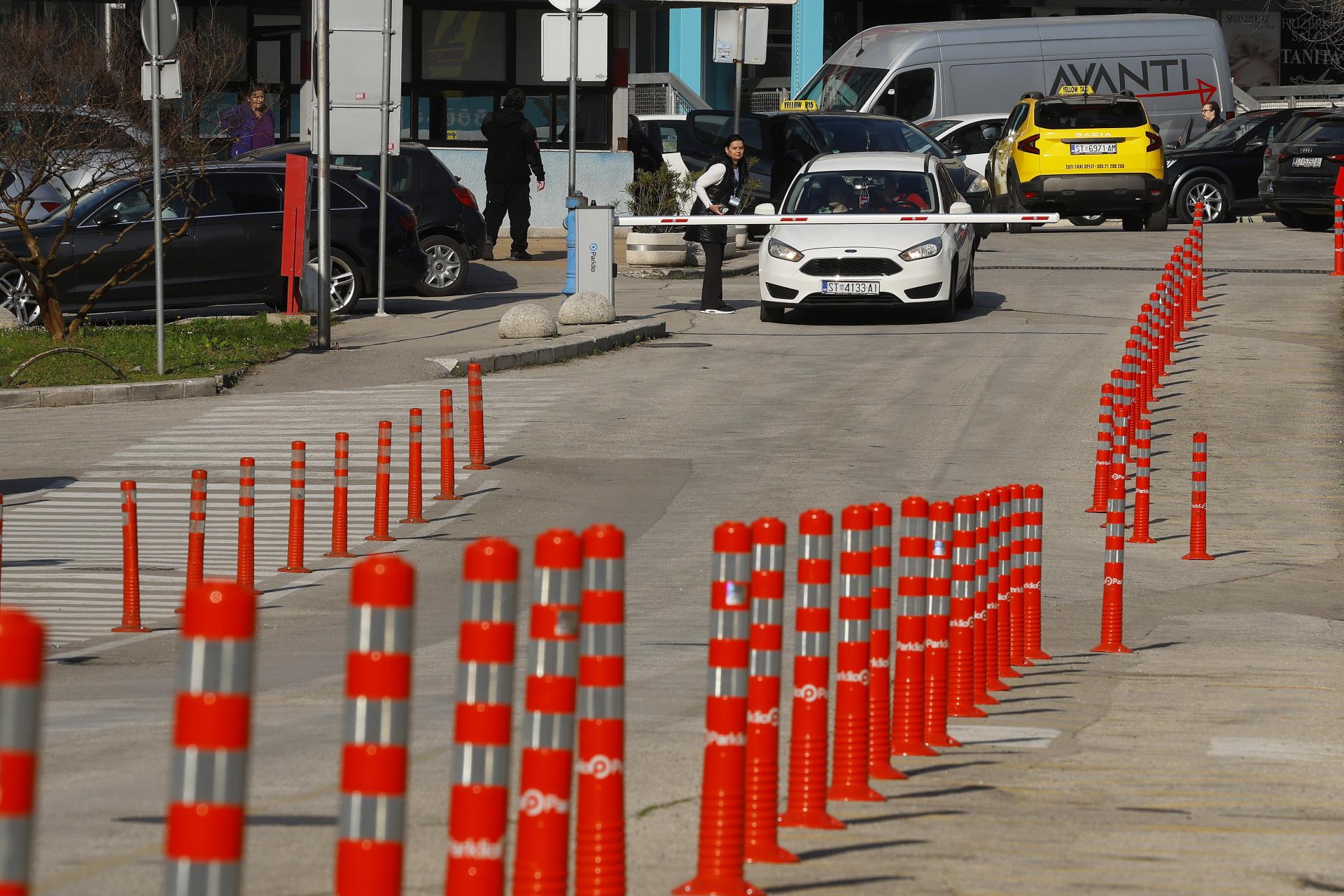 FOTO Evo ih opet - niknuli novi stupići kod splitske bolnice! Nemojte da vas zbune; a parking...