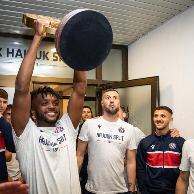 <p>Split, 250523.<br>
Docek Hajduka na stadionu Poljud nakon osvojenog SuperSport Hrvatskog kupa.<br>
Na fotografiji: slavlje igraca Hajduka, Awaziem s peharom Kupa.<br>