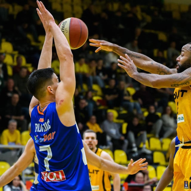 <p>Split, 271224.<br>
Dvorana Gripe.<br>
Kosarkaska utakmica Admiral Bet ABA Lige, Split - Mornar Barsko zlato.<br>
Na fotografiji: Shannon Shorter i Lovre Runjic.<br>
