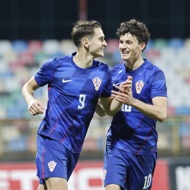 <p>Velika Gorica, 141025.<br>
Gradski stadion Velika Gorica.<br>
Kvalifikacijska utakmica grupe 8 za U21 Europsko nogometno prvenstvo, Hrvatska - Ukrajiina.<br>
Na fotografiji: slavlje Hrvatske, Leon Grgic i Marin Soticek.<br>
