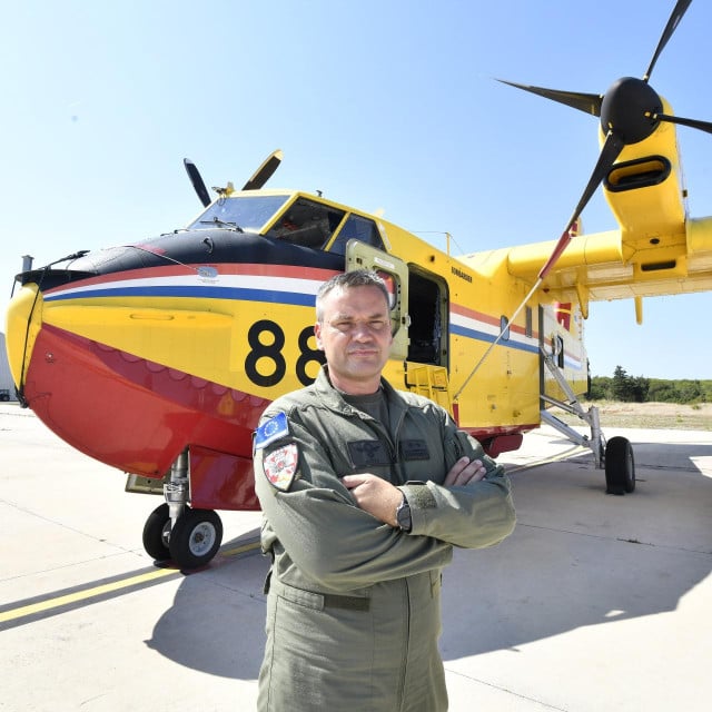 <p>Milan Do&scaron;en:</p>

<p>&lsquo;Ako imate netreniranog pilota, uzalud vam avion. On će letjeti, ali neće moći napraviti ono &scaron;to treba. Zato treniramo da iz zrakoplova izvučemo maksimum, pri jakom vjetru i velikim valovima, jer tek tada znamo da smo spremni za najteže situacije&lsquo;</p>