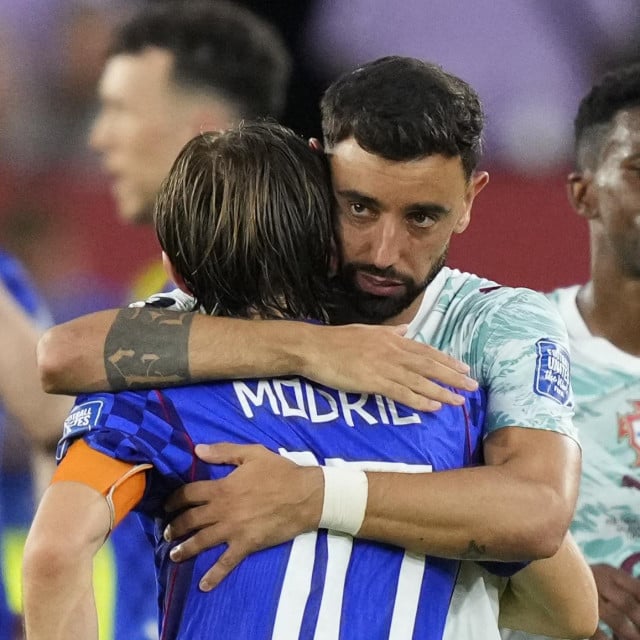 <p>Luka Modrić i Bruno Fernandes nakon &scaron;esnaestine finale Svjetskog prvenstva</p>