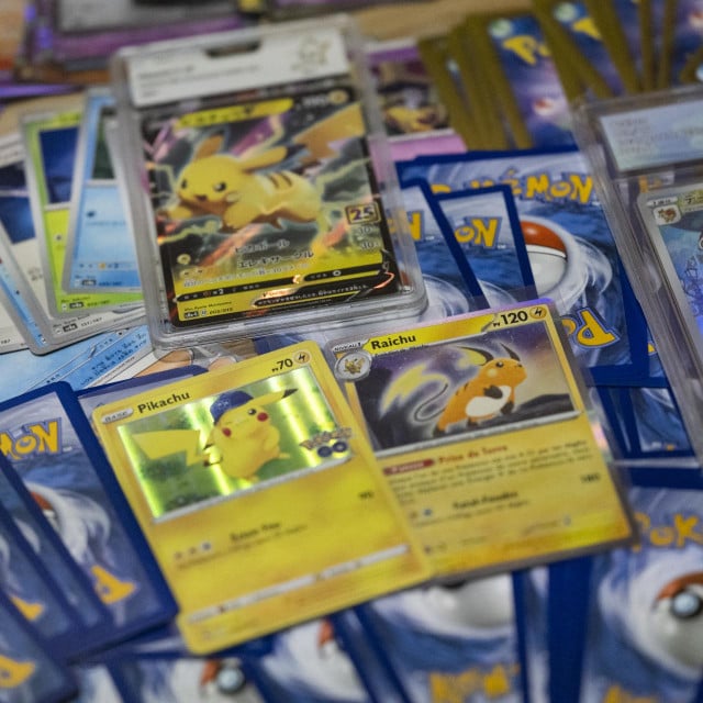 <p>Izložene kolekcionarske karte iz Pokemon Trading Card Game (TCG), uključujući neke s Pikachuom i Raichuom, u stanu amaterskog kolekcionara u Parizu</p>