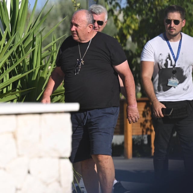 <p>Istražitelji dovode Željka Keruma na pretres u konobu Pr&scaron;ut u njegovom OPG-u Kerum.<br>
&nbsp;</p>