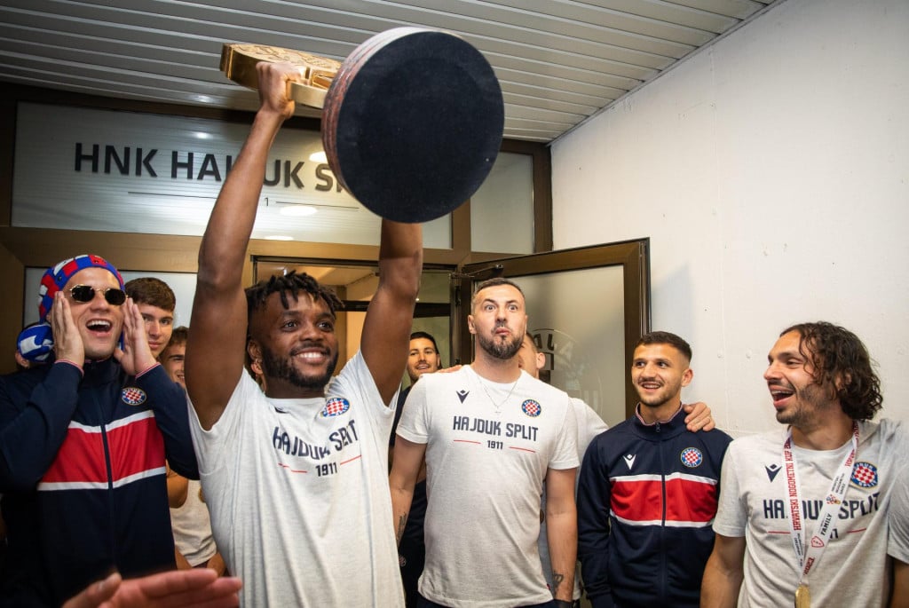 <p>Split, 250523.<br>
Docek Hajduka na stadionu Poljud nakon osvojenog SuperSport Hrvatskog kupa.<br>
Na fotografiji: slavlje igraca Hajduka, Awaziem s peharom Kupa.<br>