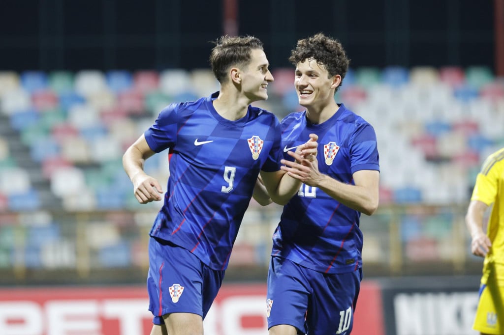 <p>Velika Gorica, 141025.<br>
Gradski stadion Velika Gorica.<br>
Kvalifikacijska utakmica grupe 8 za U21 Europsko nogometno prvenstvo, Hrvatska - Ukrajiina.<br>
Na fotografiji: slavlje Hrvatske, Leon Grgic i Marin Soticek.<br>