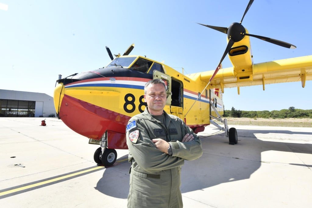 <p>Milan Do&scaron;en:</p>

<p>&lsquo;Ako imate netreniranog pilota, uzalud vam avion. On će letjeti, ali neće moći napraviti ono &scaron;to treba. Zato treniramo da iz zrakoplova izvučemo maksimum, pri jakom vjetru i velikim valovima, jer tek tada znamo da smo spremni za najteže situacije&lsquo;</p>