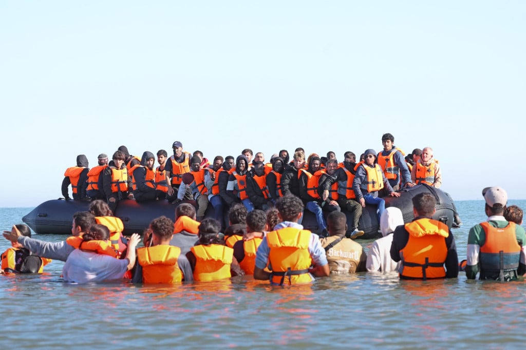 <p>Migrants board a smugglers&lsquo; boat in an attempt to cross the English Channel off the beach of Gravelines, northern France, on July 29, 2026. (Photo by Francois LO PRESTI/AFP)</p>