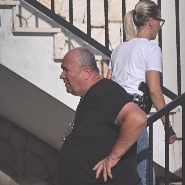 <p>Istražitelji dovode Željka Keruma na pretres u konobu &lsquo;Pr&scaron;ut&lsquo; u njegovu&nbsp;OPG-u Kerum</p>