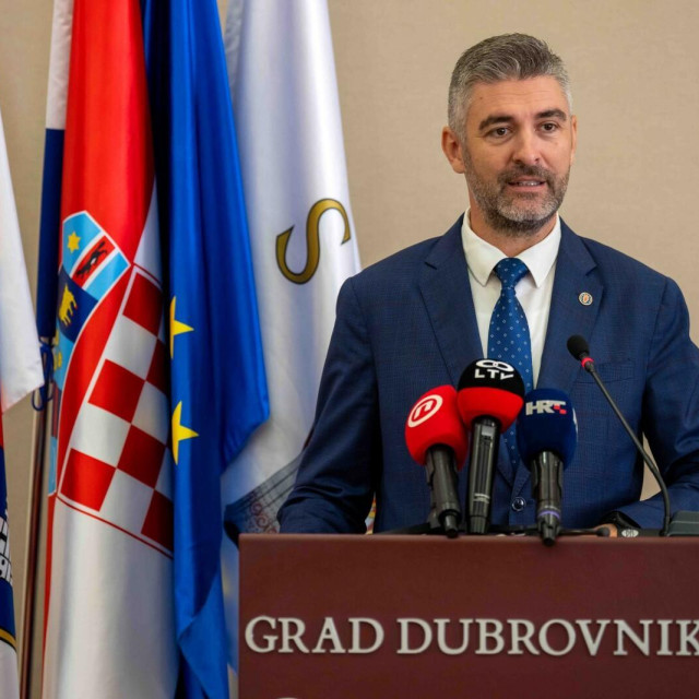 <p>Potpisani ugovori za rekonstrukciju Biskupskog dvora u dječji vrtić</p>