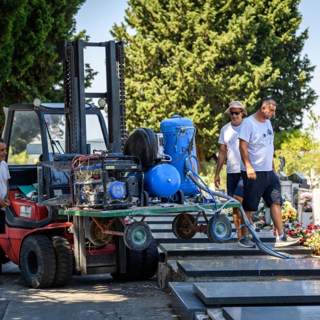 <p>SD<br>
Sibenik, 310726.<br>
Unatoc visokim ljetnim temperaturama radnici rade na gradskom groblju Kvanj.<br>