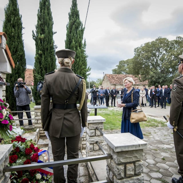 <p>Iznimka su obilježavanja godi&scaron;njice stradanja u Varivodama koje pohode predstavnici svih razina vlasti, odakle su snažne poruke poslali tada&scaron;nji predsjednik Josipović i premijer Plenković, navodi Documenta</p>