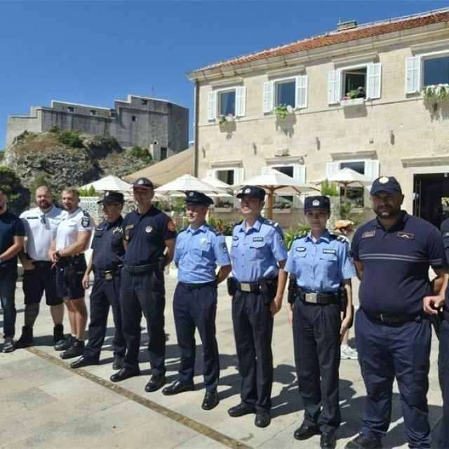 <p>I ove godine strani policijski službenici u Dubrovniku brinu o sigurnosti građana i turista sa svojim hrvatskim kolegama</p>
