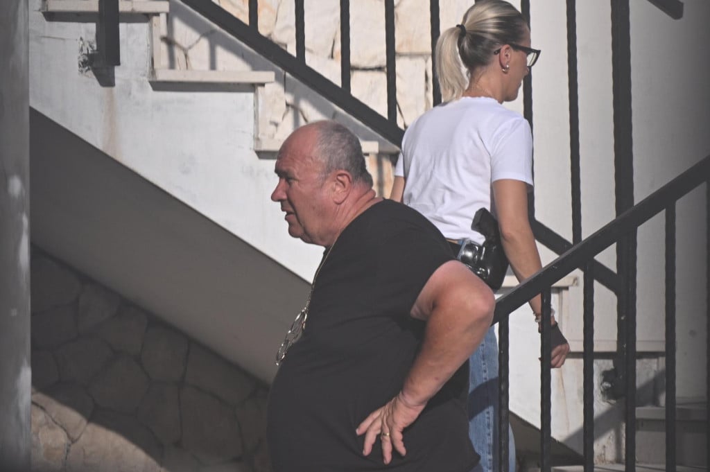 <p>Istražitelji dovode Željka Keruma na pretres u konobu &lsquo;Pr&scaron;ut&lsquo; u njegovu&nbsp;OPG-u Kerum</p>